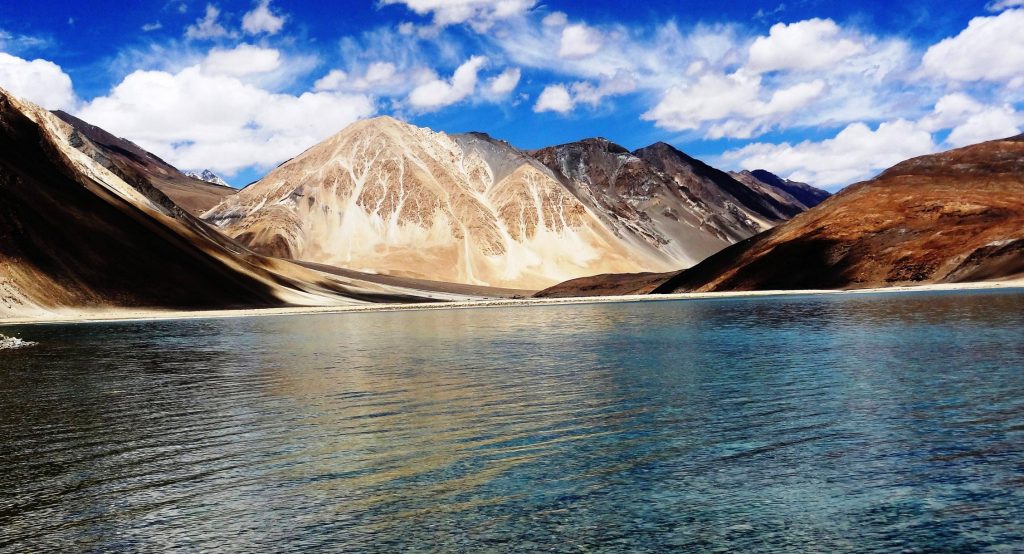 File:Beautiful reflecation of cluds on mountain in nubra valley