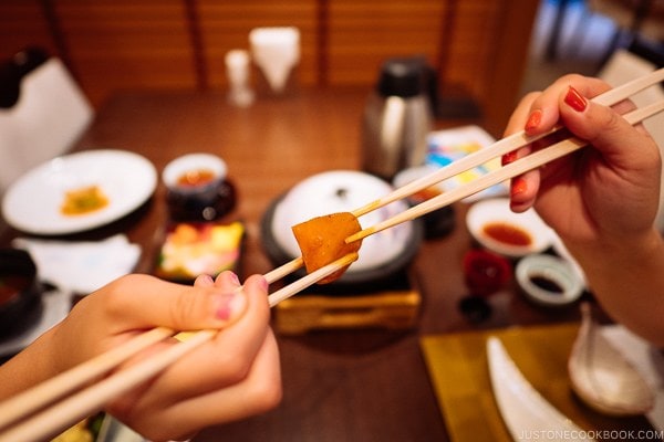 Japanesee-eating-etiquette-chopsticks